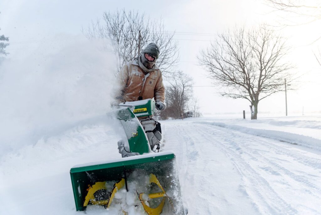 La Police provinciale de l'Ontario met en garde les résidents contre un individu qui prétend offrir des services de déneigement, mais qui s'enfuit avec des dépôts. Plusieurs victimes ont perdu des dépôts allant de 200 $ à 400 $.
