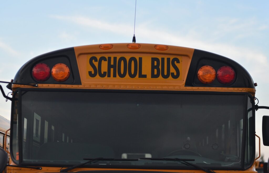 En réponse à une lettre du conseil municipal de Hawksbury demandant une pause dans les changements affectant les règles de transport scolaire, le ministère de l'Éducation de l'Ontario a envoyé une lettre qui ne répond guère aux préoccupations du conseil, selon le maire Robert Lefebvre.
