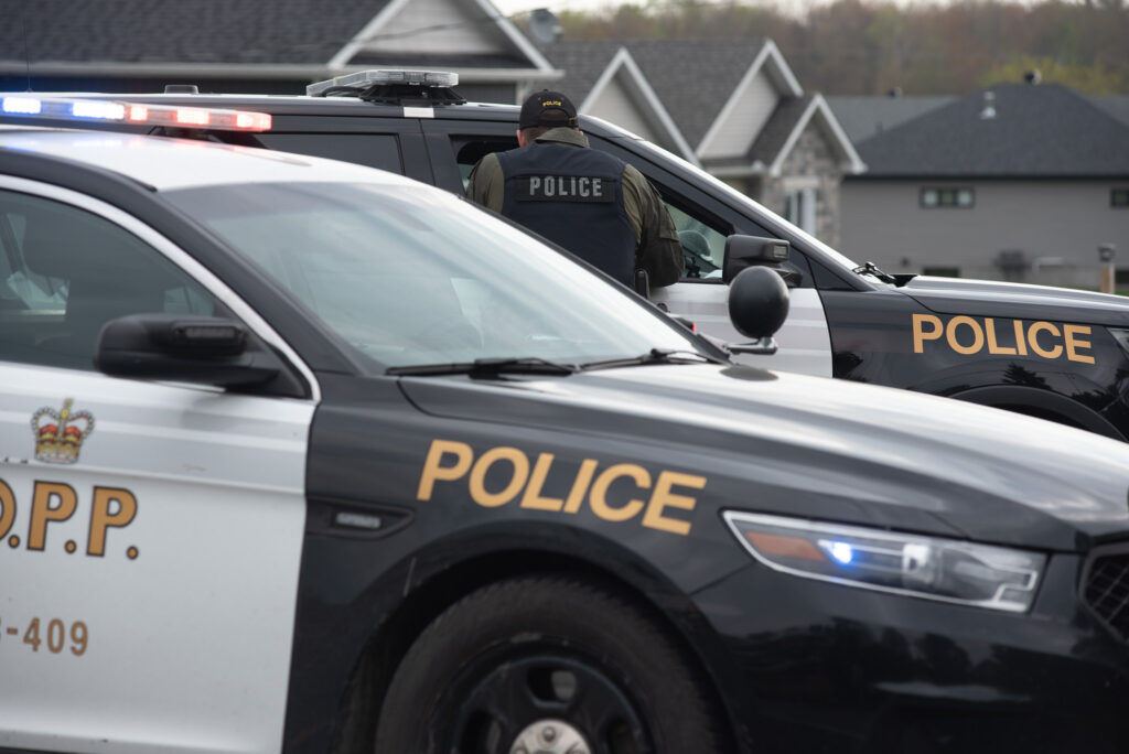 Le procès d’Alain Bellefeuille, accusé d’avoir mortellement tiré sur le sergent Eric Mueller de la Police provinciale de l’Ontario (PPO), s’est ouvert aujourd’hui au palais de justice de L’Orignal. Bellefeuille fait face à des accusations de meurtre au premier degré et de deux chefs de tentative de meurtre.