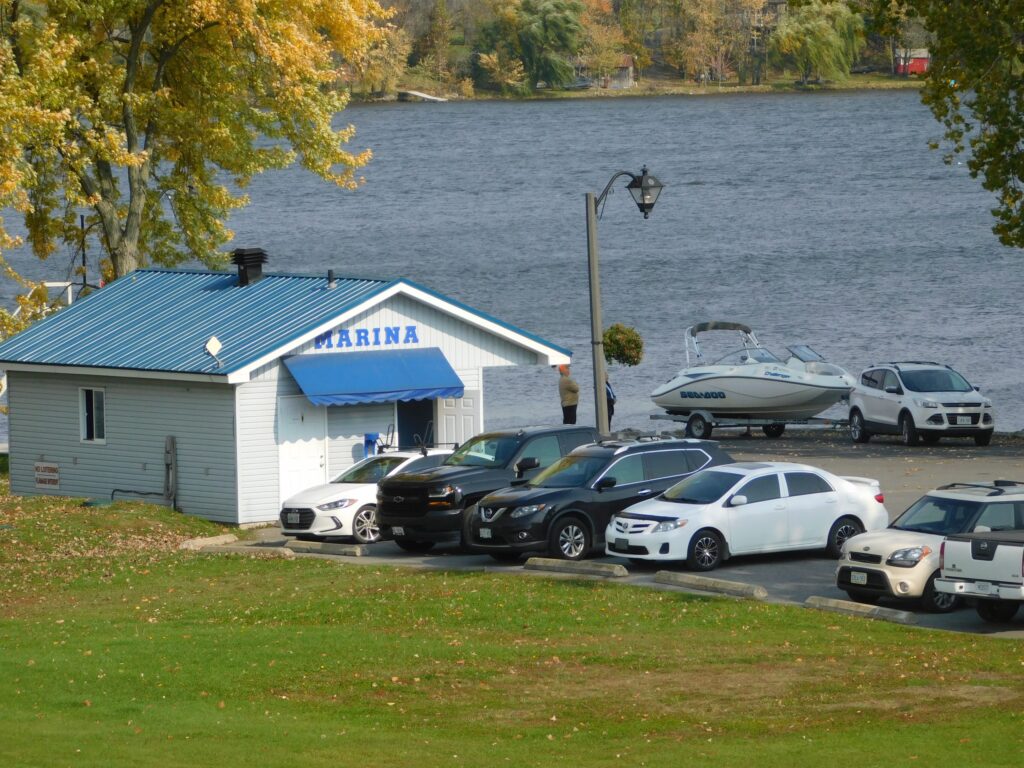 La marina municipale de Lefaivre pourrait devenir une opération du secteur privée dès la saison de navigation de l'année prochaine, si le conseil du canton d'Alfred-Plantagenet décide d'approuver une recommandation du département des parcs et loisirs.
