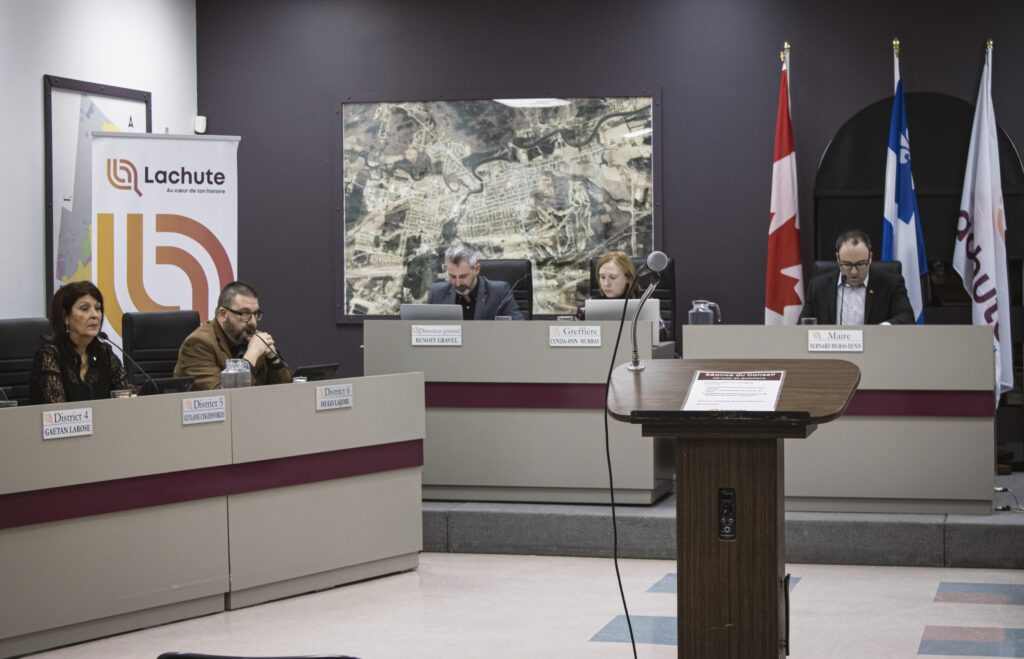 Le conseil municipal de la ville de Lachute lors de la séance extraordinaire du 11 décembre 2023.