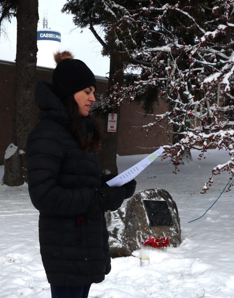 Martine Lanthier, directrice générale du centre NOVA, nomme les femmes et enfants mort de violence contre les femmes et invite les personnes présente de déposer une fleur rouge, mauve, ou blanc en avant de la vigil.