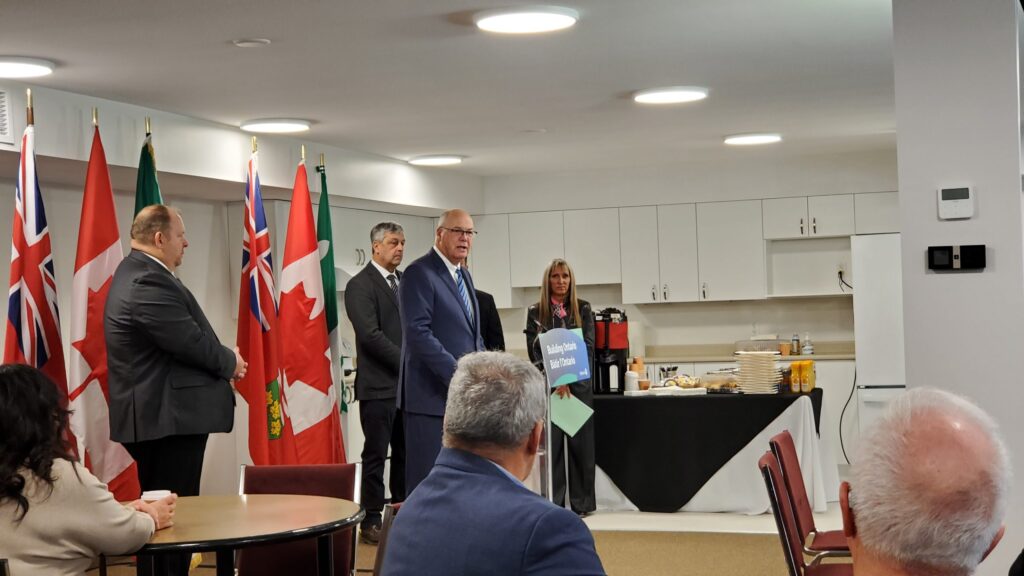 Rob Flack en plein discours à la conférence de presse de la Résidence Lajoie de Saint-Albert.