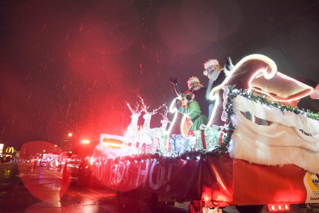 Le Père Noël, Mme Claus et l’un de leurs lutins n’ont pas été dérangés, saluant la foule et répandant la joie de Noël.