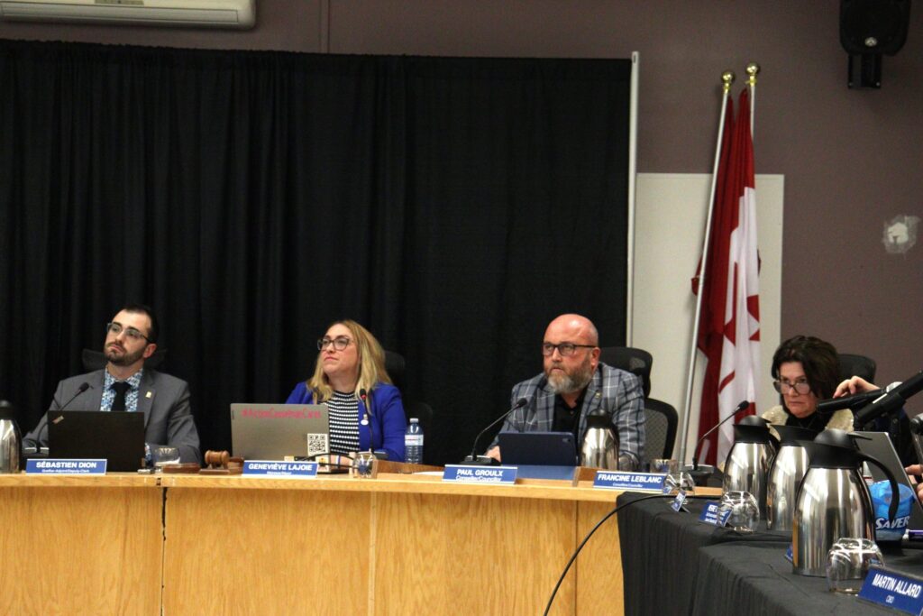 Geneviève Lajoie, actuelle mairesse de la municipalité de Casselman, exprime sa déception face au manque de responsabilisation des anciens membres présents à la réunion secrète de 2021.