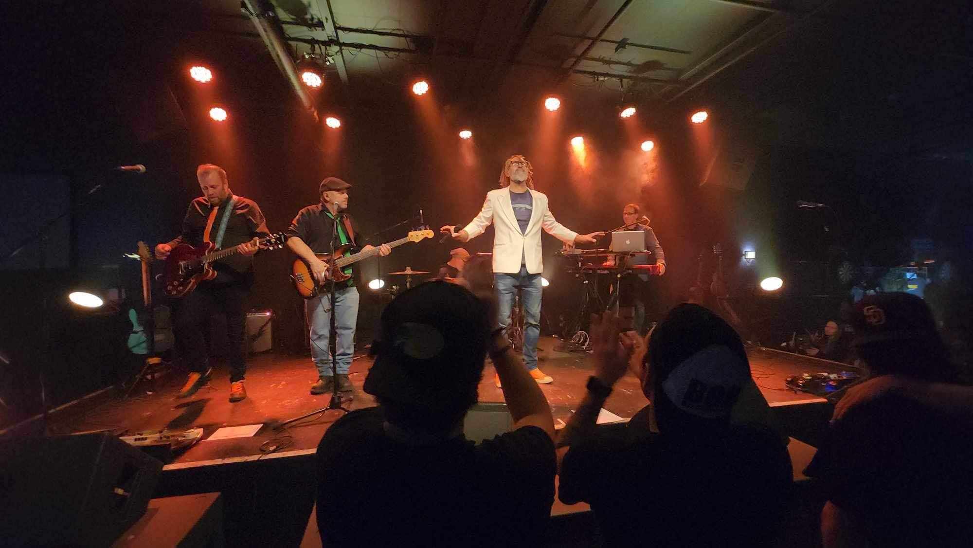 Henri Band jouant sur scène pendant le spectacle du 29 décembre 2023 au Resto-Bar le Top Shot, à Lachute.