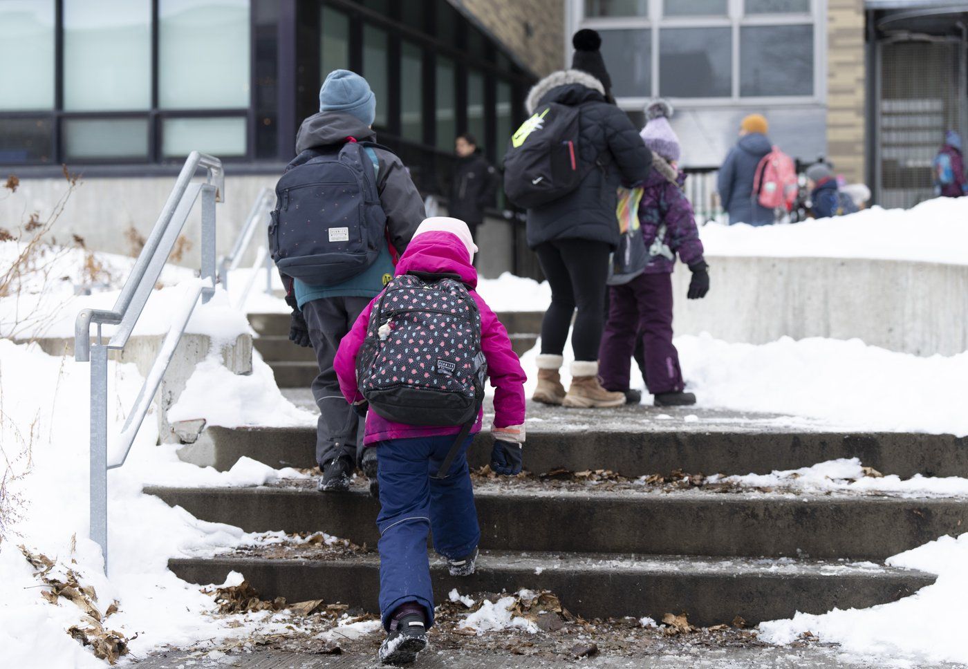 Des étudiants québécois retournent en classe à Montréal, mardi 9 janvier 2024. De nombreux élèves sont retournés en classe aujourd'hui pour la première fois depuis la grève des enseignants en novembre.