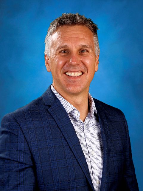 Avec plus de 20 ans d’expérience dans le système scolaire canadien et ontarien, M. Camirand a débuté sa carrière comme intervenant en toxicomanie et santé mentale pour les adolescents, puis à poursuis le même sujet comme enseignement dans les Territoires du Nord-Ouest et ensuite en Ontario.