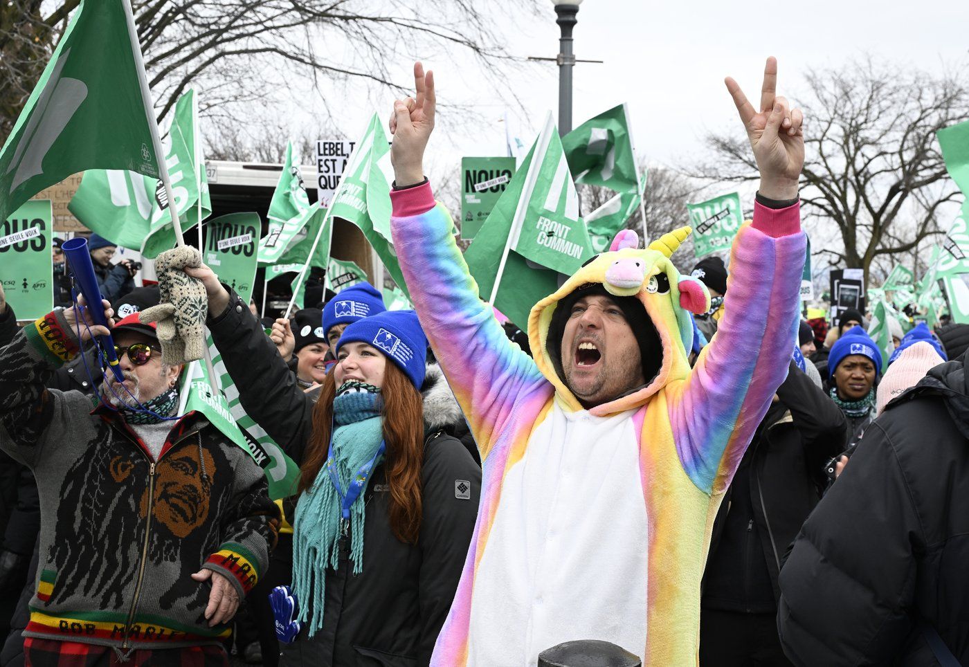 Un manifestant vêtu d'un costume de licorne participe à une manifestation le jeudi 23 novembre 2023 à Québec. Des milliers de personnes du front commun syndical se sont rassemblées pour protester.