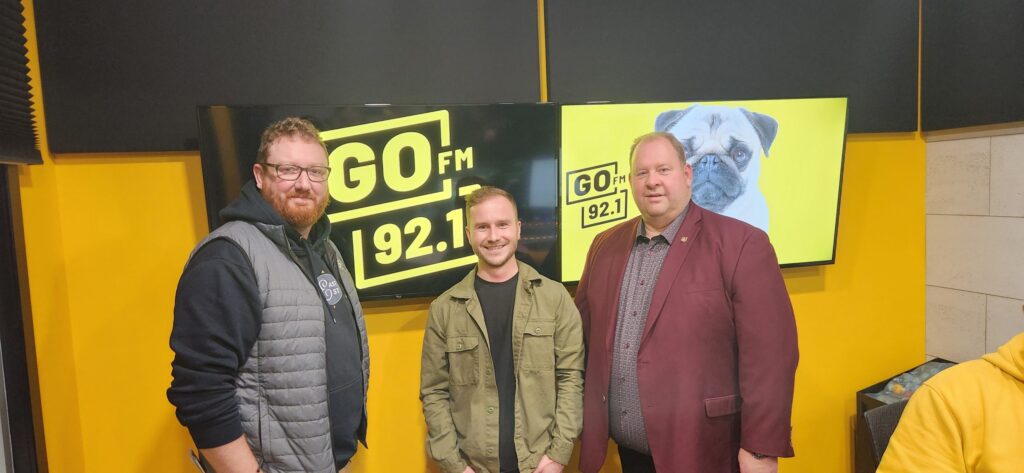 e gauche à droite, Louis Béland, Fondation Trillium ; Mathieu Manning, directeur général GO FM ; Stéphane Sarrazin, député provincial e Glengarry-Prescott-Russel.