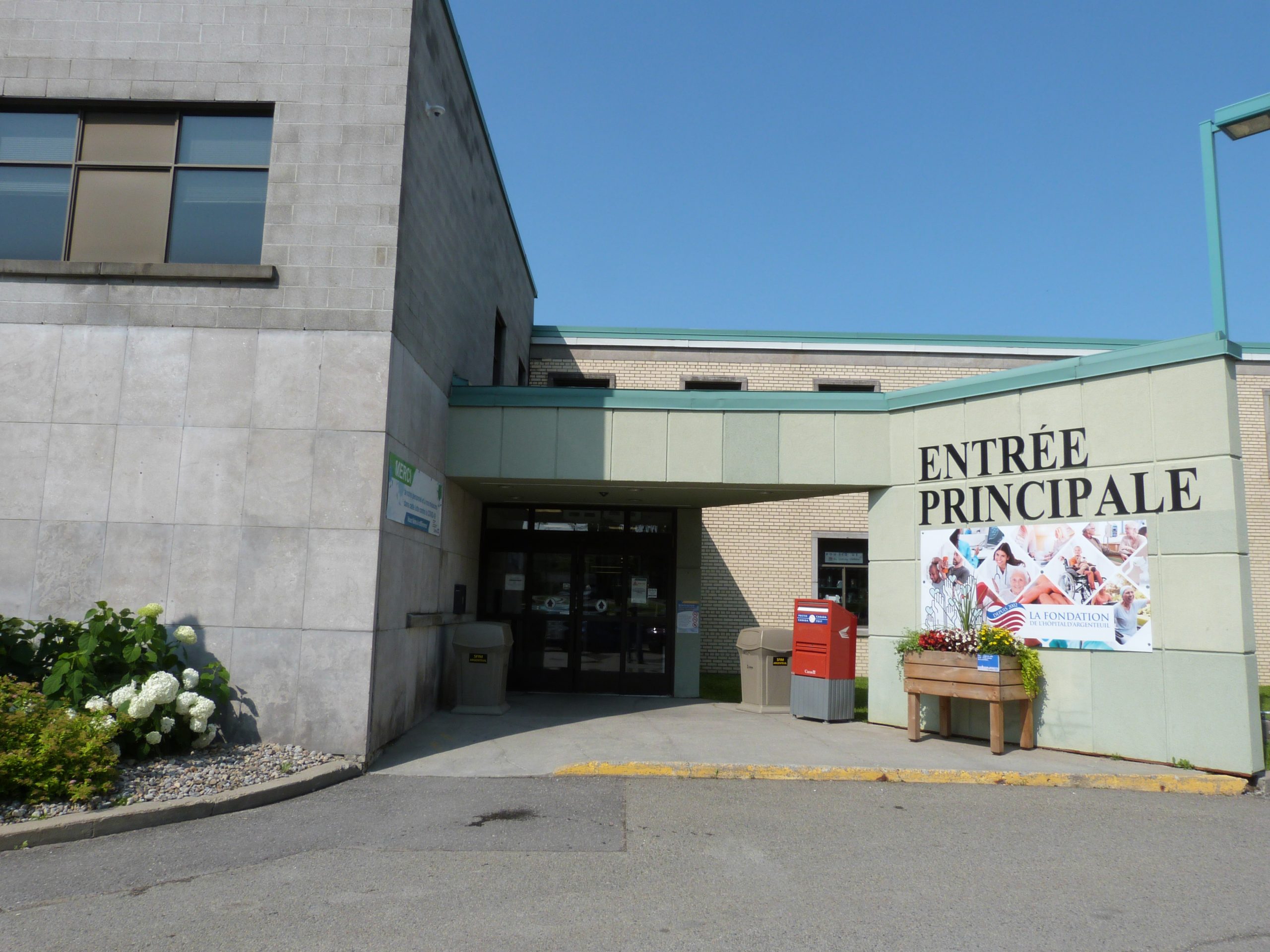 Les patients du service d’hémato-oncologie de l’Hôpital de Lachute devront se déplacer jusqu’à Saint-Eustache ou Saint-Jérôme pour leurs suivis médicaux. Le PDG adjoint du CISSS des Laurentides Sylvain Pomerleau assure que les changements sont temporaires et que plusieurs rendez-vous médicaux pourront être faits en télémédecine.