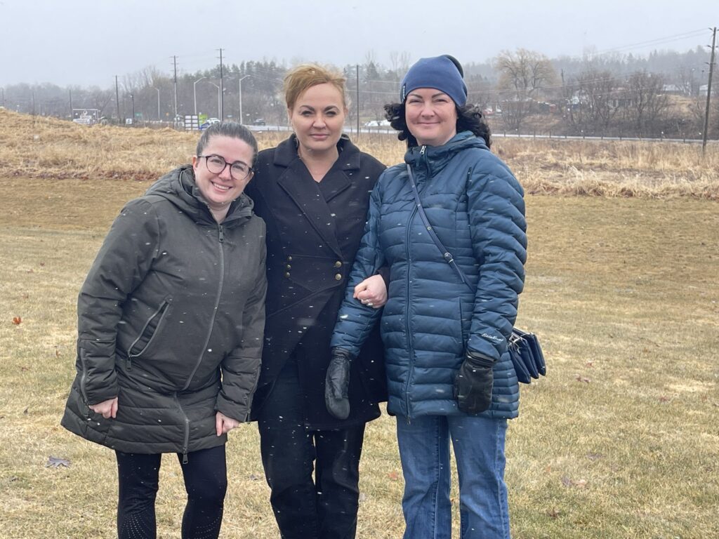 Lindsay Doucet (à gauche), Sabine Badier (au centre) et Stephanie Chenard font pression sur le ministère de l'Éducation pour qu'il approuve la construction d'une nouvelle école secondaire publique française à Clarence-Rockland.