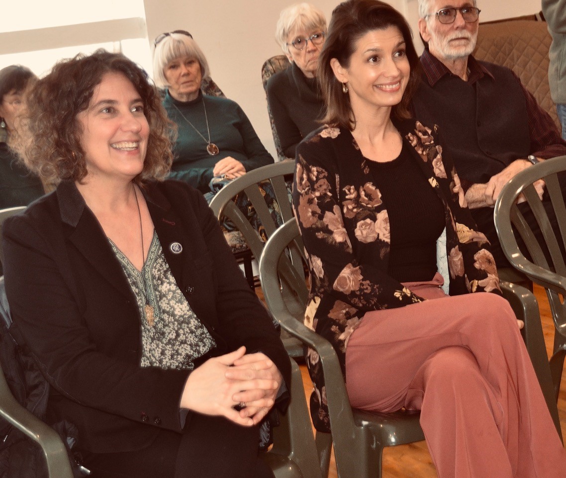 De gauche à droit, Agnès Grondin, députée d’Argenteuil et Geneviève Guilbault ministre des Transport et de la Mobilité durable ont apprécié le spectacle de La Belle Gang.