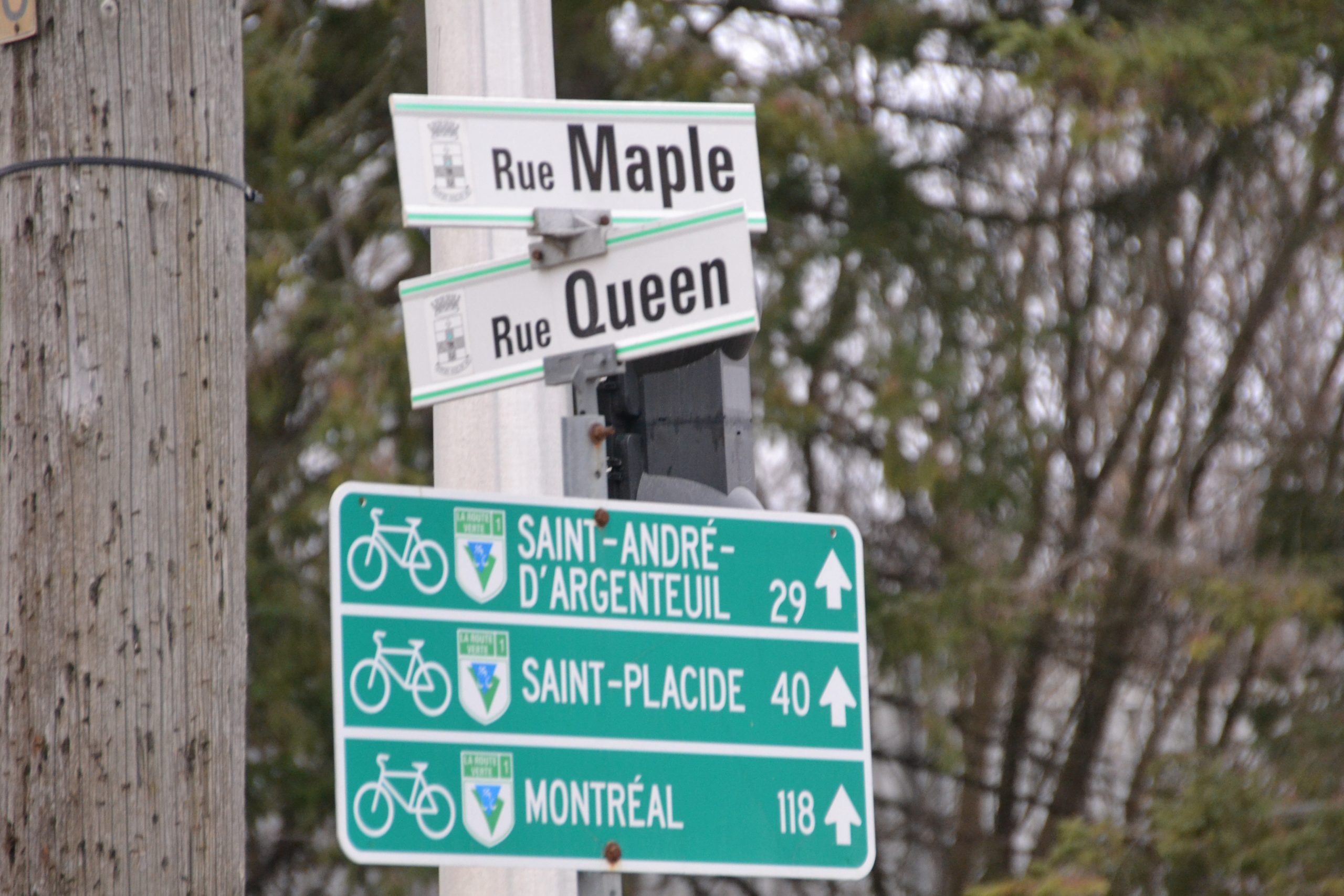 La rue Queen est l'une des dizaines de routes de la MRC d'Argenteuil qui ont été choisies pour recevoir un financement de la province pour des réparations. Le Programme d'aide à la voirie locale (PAVL) du Québec a annoncé un investissement de 26 millions de dollars dans le réseau de transport de la région le vendredi 1er mars.