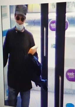 Le suspect est décrit comme un homme anglophone âgé de 45 à 55 ans, mesurant environ 1,75 mètre (5 pieds, 9 pouces) et pesant entre 140 et 150 livres.