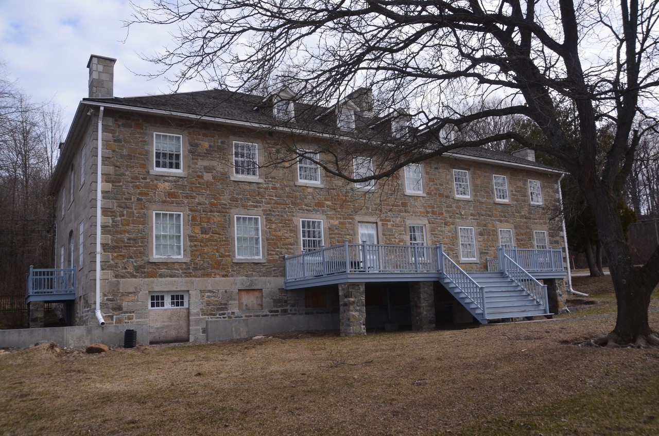 La caserne historique à Carillon. Après les inondations de 2017 et 2019, le bâtiment a été laissé à l'abandon et son avenir incertain.