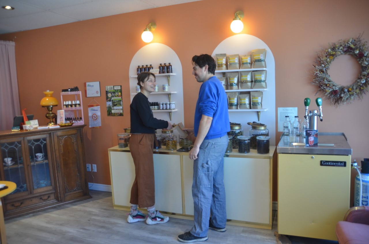 Laura-Anne Montpetit et Uhriel Madras-Cyr dans leur boutique, La Fermette des Herbes Chouettes.