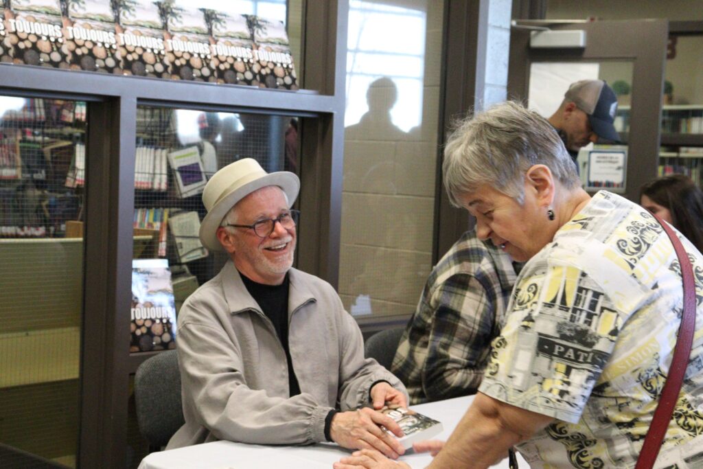 Réjean Aubut lance son premier roman, Toujours…, à la bibliothèque publique de Casselman, entouré de membres de sa famille, d’amis, de collègues et de résidents de la communauté de Casselman.