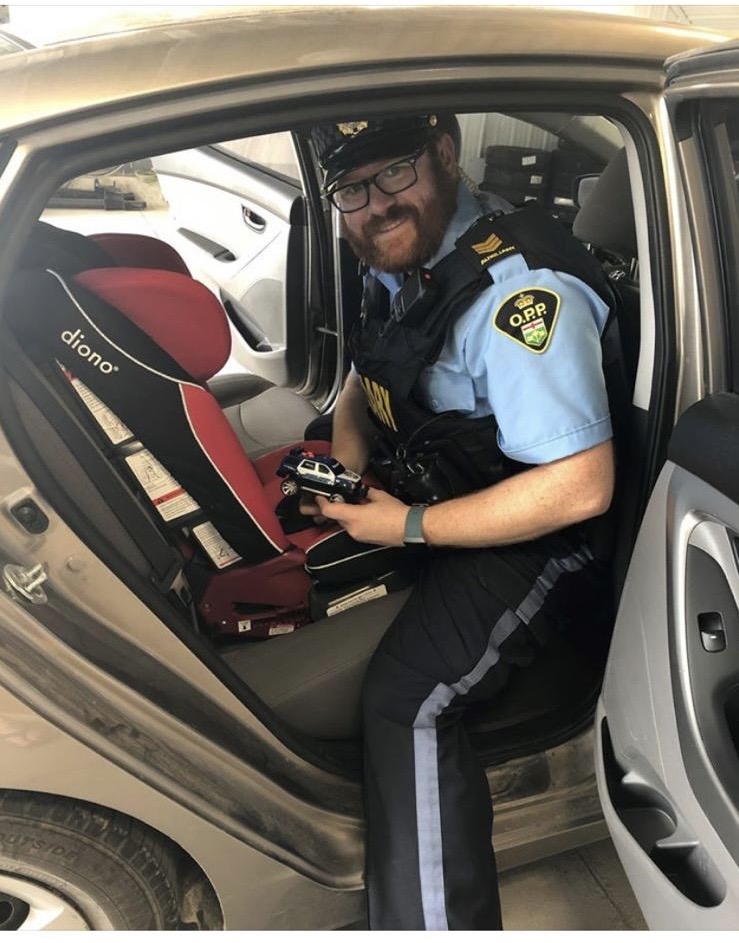 La Police provinciale et les services d'incendie du canton de Russell organisent une clinique d'inspection gratuite des sièges d'auto le 26 mai, de 13 h à 17 h, à la caserne de pompiers d'Embrun, sur la route 300 à Embrun, sur rendez-vous seulement.