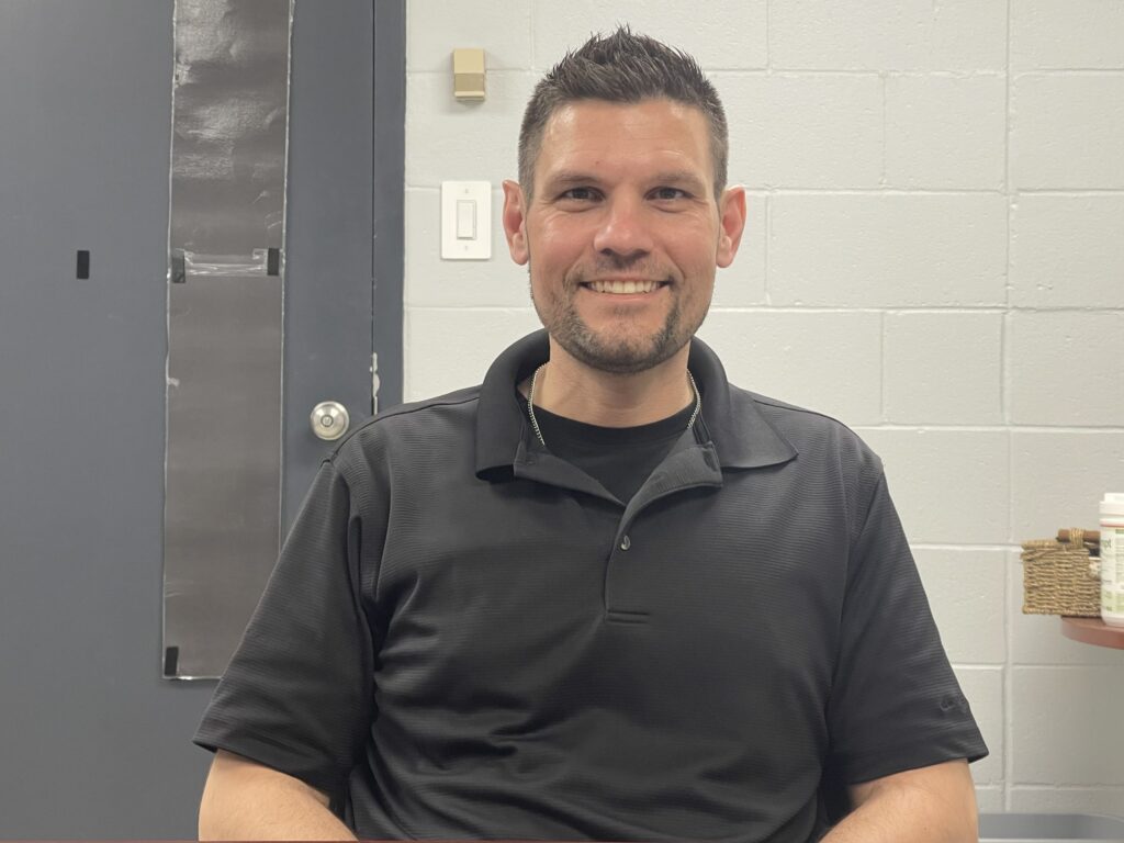 Roman Nowak, enseignant en alternance à l'École secondaire catholique l'Escale, espère devenir l'enseignant préféré des Américains, dans le cadre d'un concours organisé par le Reader's Digest. Le gagnant du concours reçoit un prix en espèces de 25 000 dollars et un voyage à Hawaï.