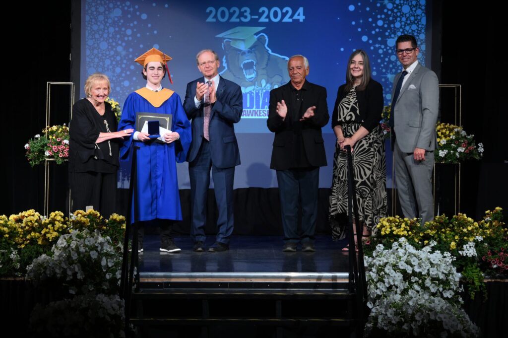 Maxime Laniel a reçu le prix du Gouverneur général pour avoir obtenu la meilleure moyenne. Le maire de Hawkesbury, Robert Lefebvre (au centre à gauche), a aidé à remettre le prix à Maxime avec l’aide des conseillers du conseil d’administration du CSDCEO, Sergine Rachelle Bouchard (à gauche) et André-Paul Lalonde (au centre à droite).