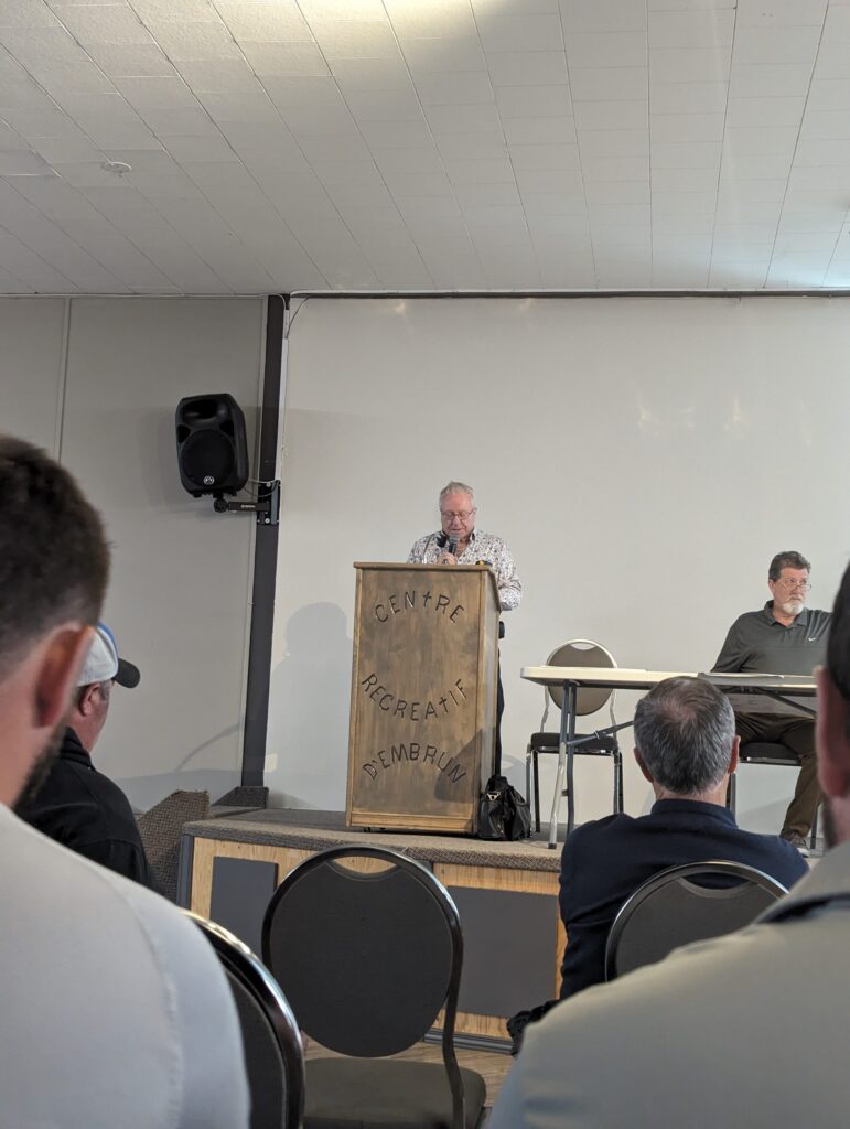 Des résidents de Russell et d'Embrun se sont rassemblés pour exprimer leur frustration concernant les plans du futur centre récréatif et pour signer une pétition visant à empêcher la municipalité d'aller de l'avant avec le projet tant que des changements n'auront pas été apportés.