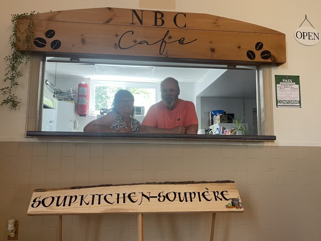 Brenda Larocque, à gauche, et Yvon Larocque ont lancé La Soupière de Rockland, qui vient en aide aux familles de Clarence-Rockland. Le service est proposé par l'église New Beginning