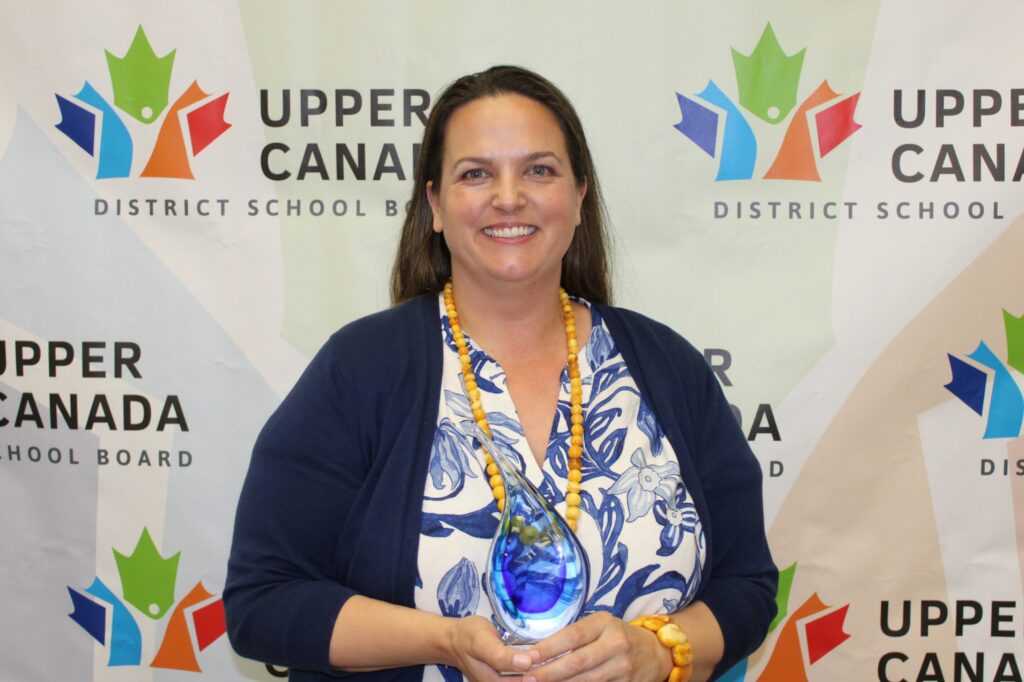 On June 10, Sabrina Kiskis, an elementary teacher from the Russell Public school, was granted the Service Excellence Award at the annual Board Celebration Evening by the Upper Canada District School Board.