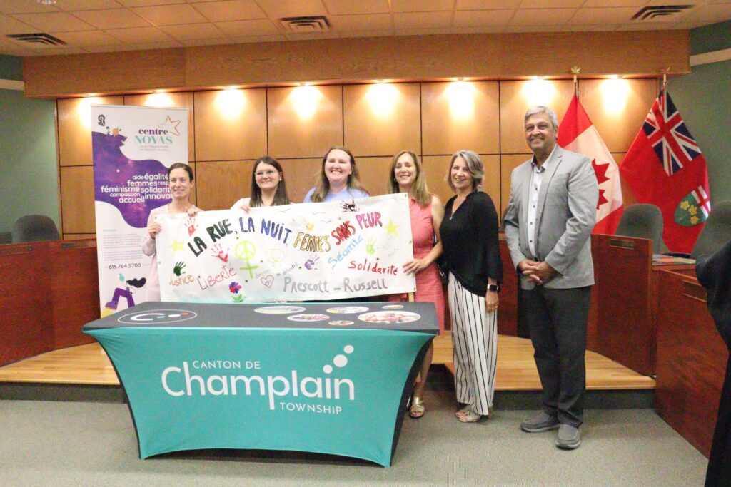 Membres du comité organisateur de la Marche des femmes: « La rue, la nuit, femmes sans peur » (de gauche à droite): Audray Lizotte, directrice générale de Centraide Est de l'Ontario, Valérie Charbonneau, directrice générale du Centre Novas, Sydney Collard, directrice du département des parcs et des loisirs du Canton de Champlain, Ginette Clément, conseillère du Canton de Champlain, Marie-Noëlle Lanthier, présidente de Leadership féminin Prescott et Russell, Normand Riopel, maire du Canton de Champlain.