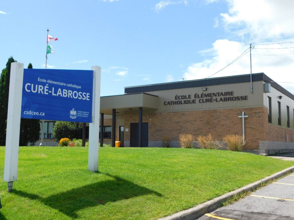 Le conseil municipal de Hawkesbury Est demande au Conseil scolaire de district catholique de l’Est ontarien d’examiner et de réviser les circuits d’autobus scolaires dans la municipalité. Les enfants de certaines familles du canton doivent fréquenter l’école primaire à Hawkesbury ou à Vankleek Hill parce que leur domicile n’est pas situé sur l’un des circuits d’autobus qui desservent l’école Curé Labrosse dans le village de St-Eugène.