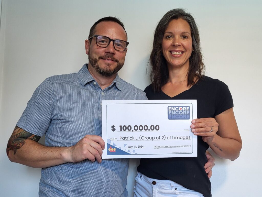 Patrick Leveille (gauche) et Mélanie Gauthier (droite) tiennent fièrement leur chèque de 100 000 dollars.