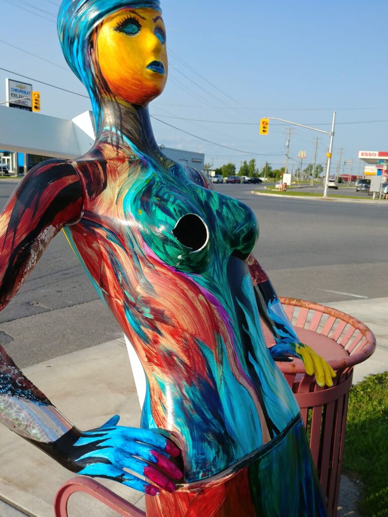 Trois mannequins participants ont été vandalisés pendant la nuit laissant la conseillère Francyn Leblanc, les artistes, et les citoyens « ébranler ».