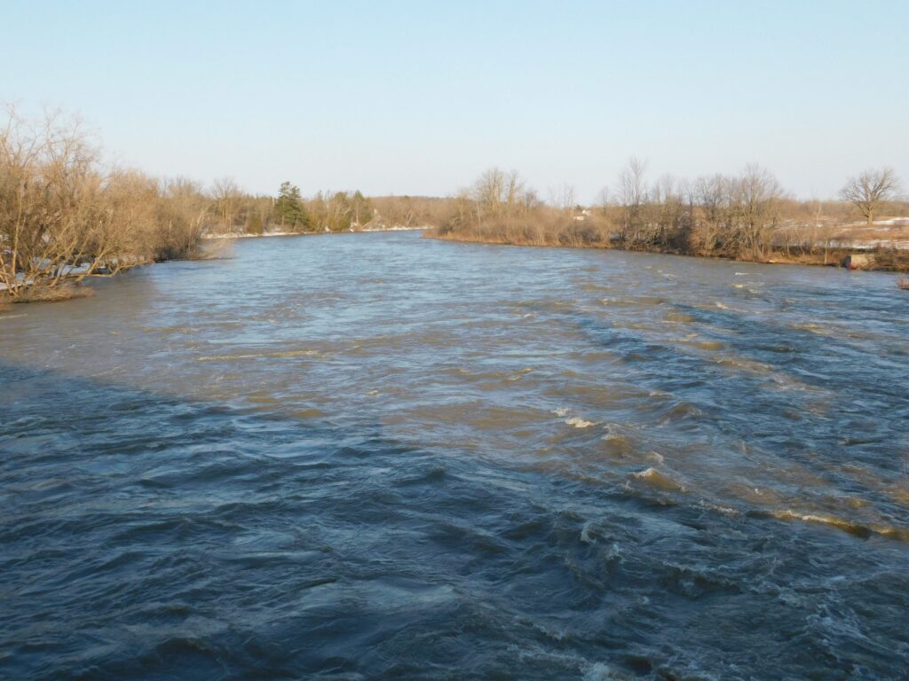 La Conservation de la Nation Sud avertit les résidents des risques liés à la crue printanière, appelant à la prudence près des cours d’eau en hausse.
