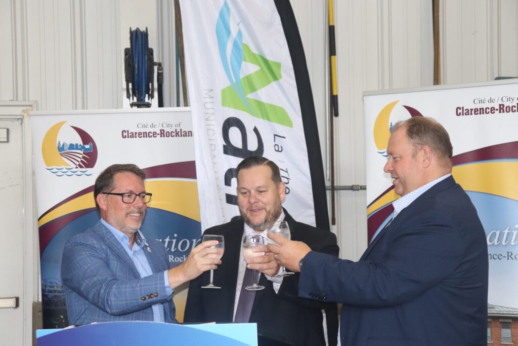 Le maire de Clarence-Rockland, Mario Zanth, à gauche, le maire de La Nation, Francis Brière, au centre, et le député provincial de Glengarry-Prescott-Russell, Stéphane Sarrazin, trinquent au nouveau réseau d'aqueduc qui reliera les deux municipalités, grâce à un investissement de plus de 18 million$ du gouvernement provincial.