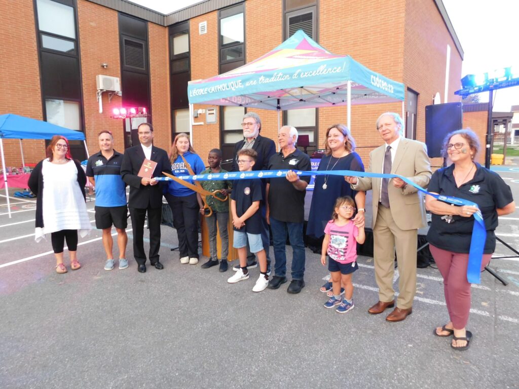 Les élèves, le personnel et les représentants du Conseil scolaire catholique de l’Est Ontario se sont réunis pour couper le ruban lors de l’inauguration officielle de la nouvelle École élémentaire catholique Paul VI à Hawkesbury.