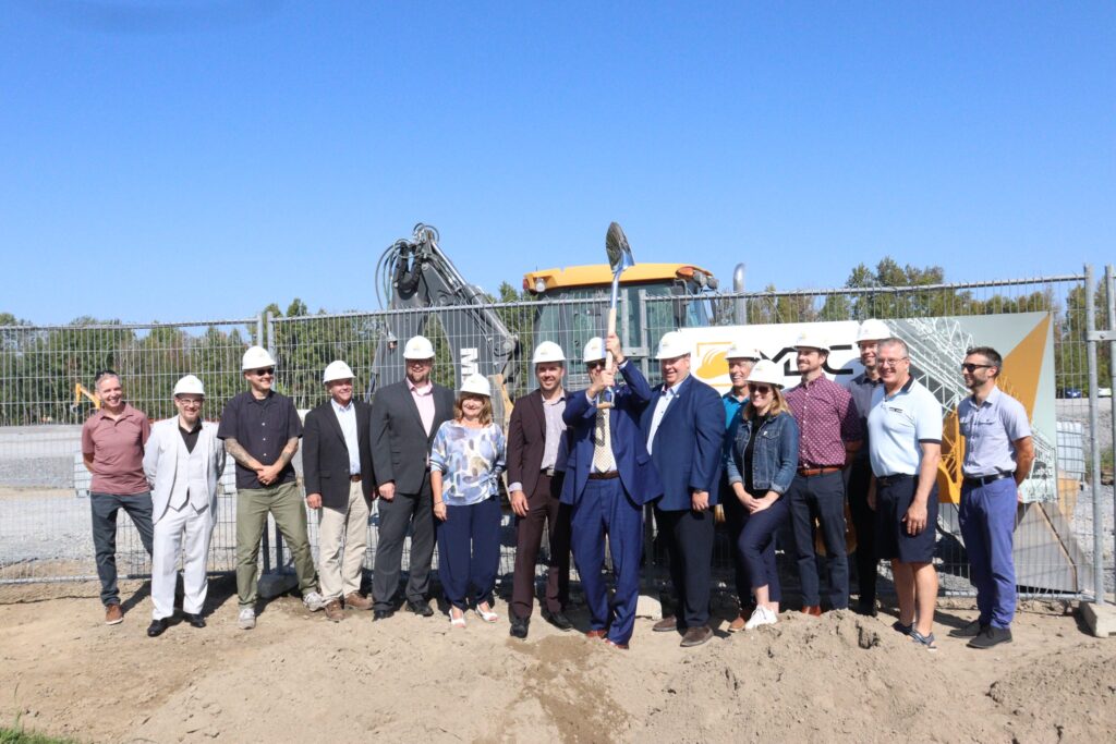 From left to right: Dan Faughnan, former Russell Chief Administrative Officer, Pierre Leroux, former Russell Mayor, Marc Downing, MJMA, Paul McDonald, McDonald Brothers, Greg Stallard, Turner & Townsend, Céline Guitard, Director of Parks and Recreation Department, Richard Godin, Chief Administrative Officer, Mike Tarnowski, Mayor, Stéphane Sarrazin, MPP for Glengarry-Prescott-Russell, Marc Lalonde, Councillor, Lisa Deacon, Councillor, Patrick Gehling, JL Richards, Luke Duross, MJMA, Jean Leduc, former Chief Administrative Officer, and Jonathan Bourgon, Executive Director of Infrastructure Department.