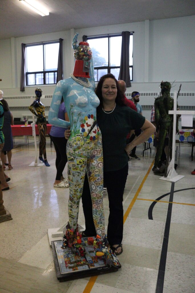 Mélanie Vézina, gagnante de la première place du concours « Les arts figurés », avec son mannequin « Cœur d’enfant ». Elle a dit que ça lui a pris beaucoup de temps pour accumuler toutes les pièces et a fait plusieurs magasins pour trouver ce qu’elle recherchait.