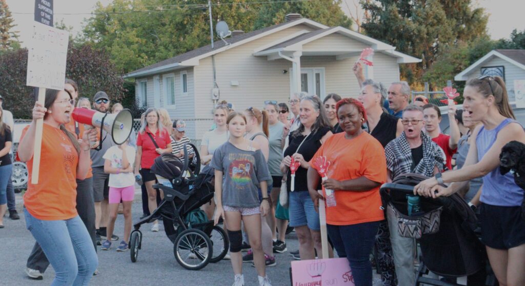 La directrice générale du Centre Novas, Valérie Charbonneau (à gauche), encourage les 190 personnes présentes pour la marche des femmes « La rue, la nuit, femmes sans peur  ».