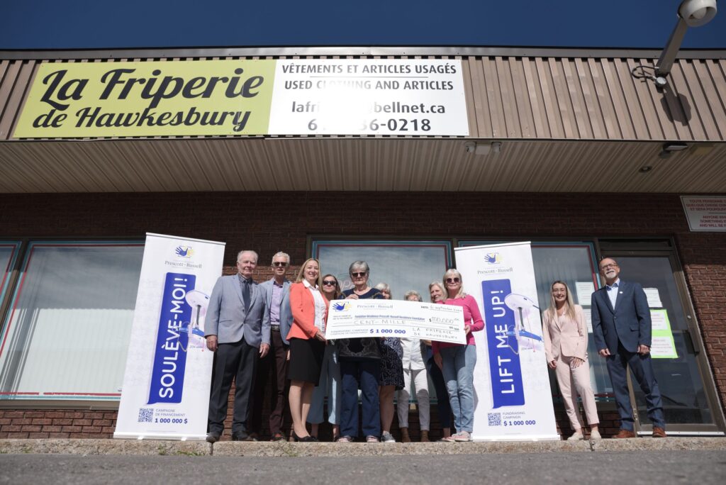 Les maires et les représentants des Comtés unis de Prescott et Russell, les bénévoles et les membres du conseil d'administration de la Fondation étaient présents pour célébrer le dernier et très généreux don de La Friperie de Hawkesbury à la Fondation de la Résidence P-R - 100 000 $ pour la campagne Soulève Moi ! La Friperie fermera ses portes à la fin du mois, le 30 septembre. (Joseph Coppolino, EAP)