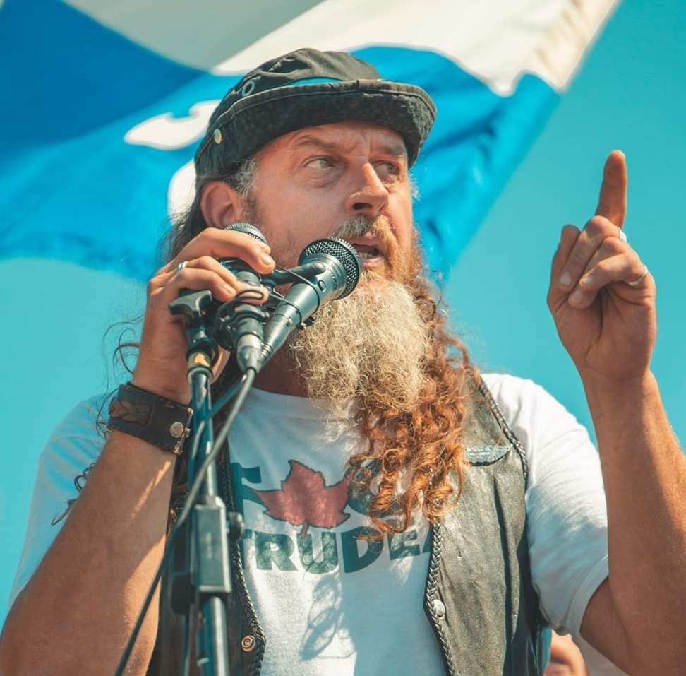 M. Charland est accusé de méfait et d'incitation au méfait pour sa participation au Convoi pour la liberté 2022 qui a rassemblé des camionneurs et des manifestants dans le centre-ville d'Ottawa pendant plusieurs semaines pour protester contre les mesures de santé COVID-19 mises en place par le gouvernement fédéral.