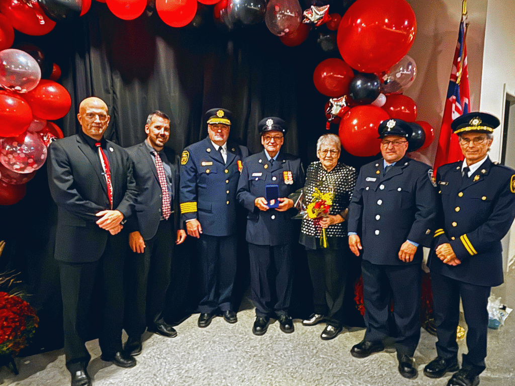 De gauche à droite: Le maire Mike Tarnowski, Richard Godin (directeur général), le chef pompier Brian McBain, Robert Séguin et sa conjointe Monique Brabant, Stéphane Séguin et Scott Hayes du Ontario Fire Marshal Office (OFM).