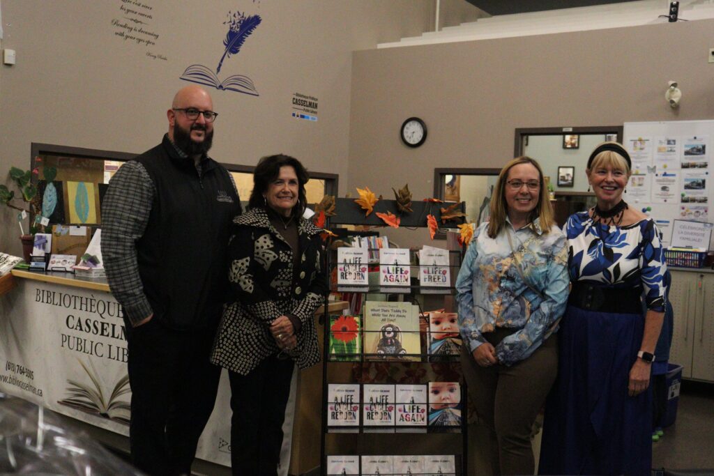 De gauche à droite: Maxime Normand, président du Conseil de la Bibliothèque publique de Casselman, Francine Leblanc, Conseillère de Casselman, Carolynne Raymond, et Linda Bergeron, directrice générale du Conseil de la Bibliothèque publique de Casselman.