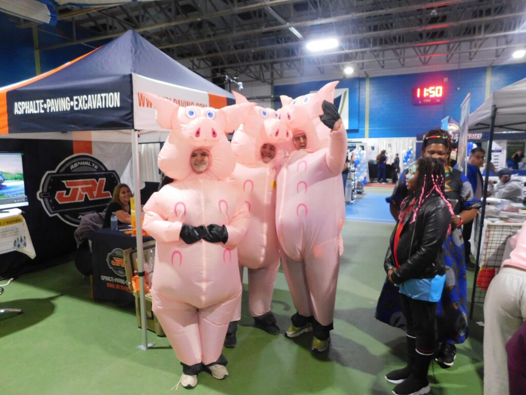 Ce trio porcin de L’Orignal Packing s’est avéré très populaire auprès des enfants et des adultes qui se sont promenés pour accueillir tout le monde à l’Expo Hawkesbury.