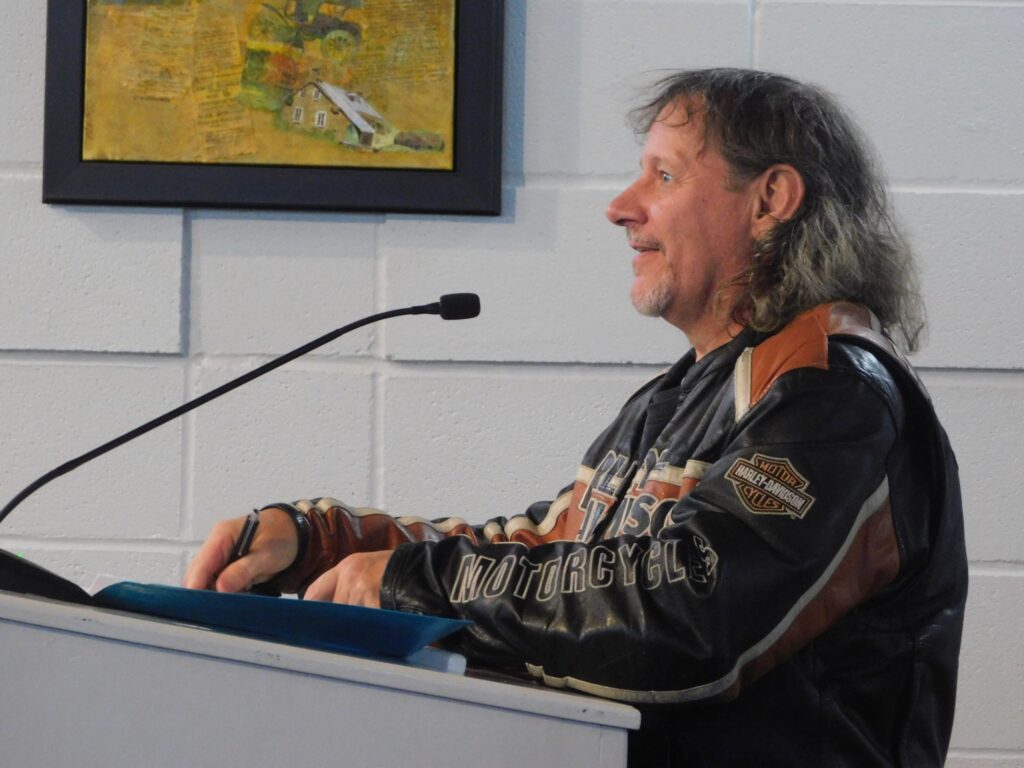 Jacques Léveillé ne croit pas que le conseil municipal de Hawkesbury devrait considérer les caméras de vitesse comme une option pour régler les problèmes de sécurité routière locale. Il affirme que la ville dispose déjà d'une force policière qui devrait être en mesure d'assurer la sécurité des rues de la ville.