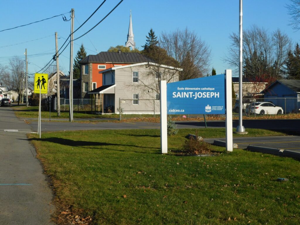 Le conseil du canton d’Alfred-Plantagenet a reçu un courriel d’un résident de Wendover qui s’inquiète de la sécurité de la circulation dans le village, en particulier pour les enfants qui fréquentent l’École élémentaire catholique St-Joseph.