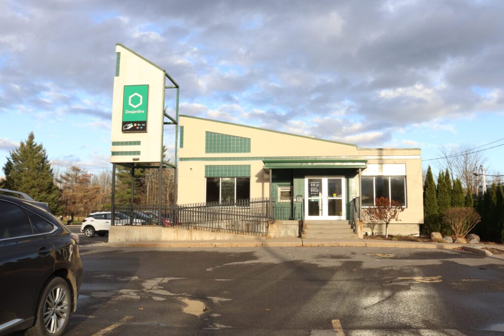 La succursale Desjardins de Limoges se tient sur l’intersection de la rue Des Pins et la rue Limoges, proche du restaurant familial Boboul Pizza.