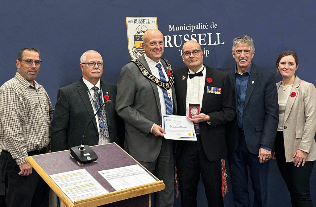 Le conseil de la municipalité de Russell a décerné au Dr Darrell Menard un prix de reconnaissance des citoyens en l'honneur de son dévouement à servir et à aider sa communauté ainsi que les gens du monde entier.