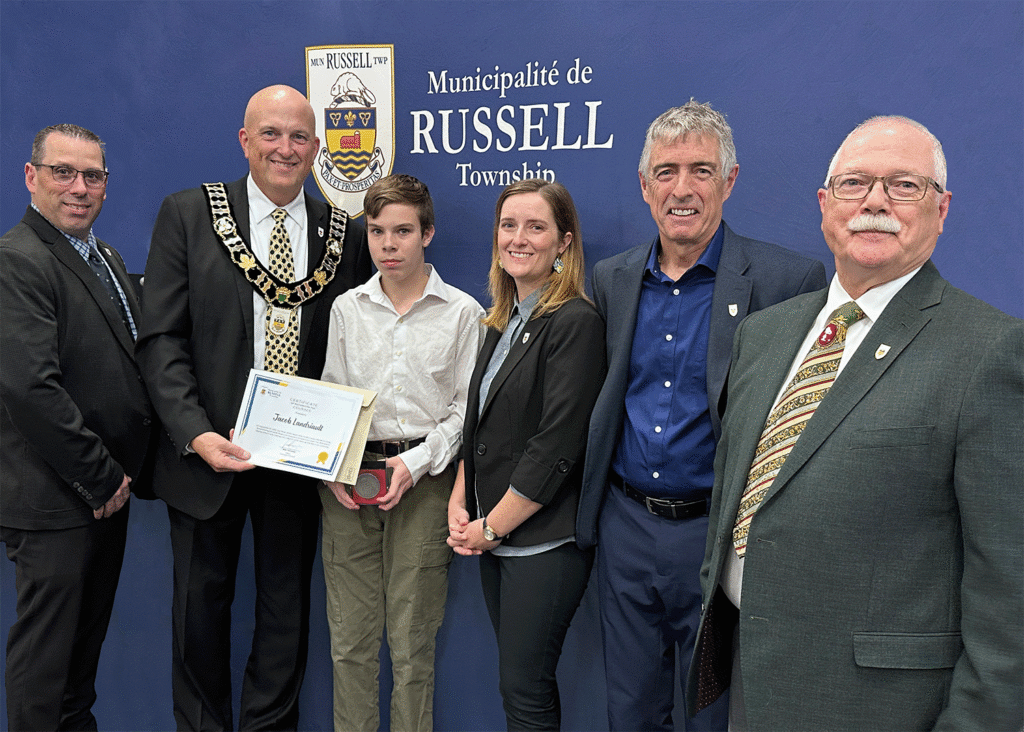 De gauche à droite: Conseiller Jamie Laurin, Maire Mike Tarnowski, Jacob Landriault, Conseillère Lisa Deacon, Conseiller Marc Lalonde, Conseiller Charles Armstrong.