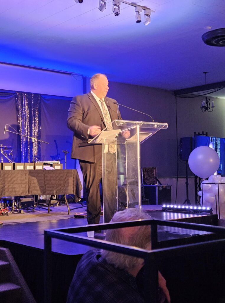 Plus de 250 personnes ont assisté au Gala d'excellence du CDRP célébrant les propriétaires de petites et moyennes entreprises de la région, y compris le député provincial de Glengary-Prescott-Russell, Stéphane Sarrazin.