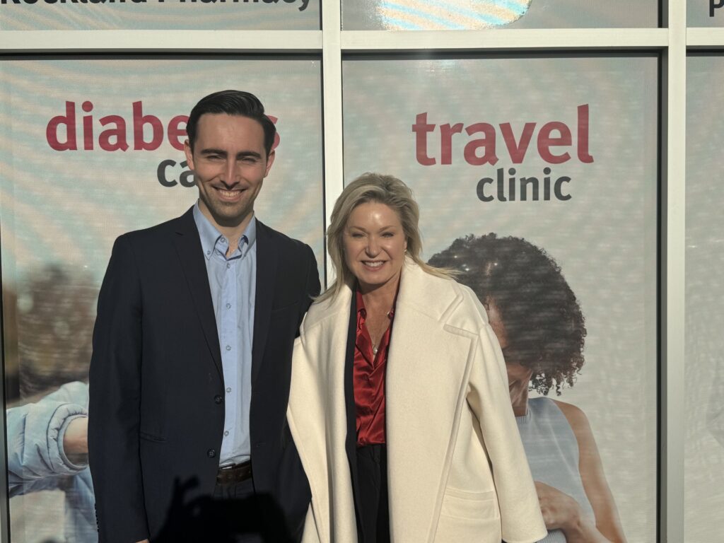 Trevor Stewart, candidat libéral de Glengarry-Prescott-Russell, à gauche, a accueilli la chef libérale de l'Ontario, Bonnie Crombie, lors d'une visite au Pharmasave de Rockland, qui abrite la seule clinique sans rendez-vous de la communauté, la semaine dernière.